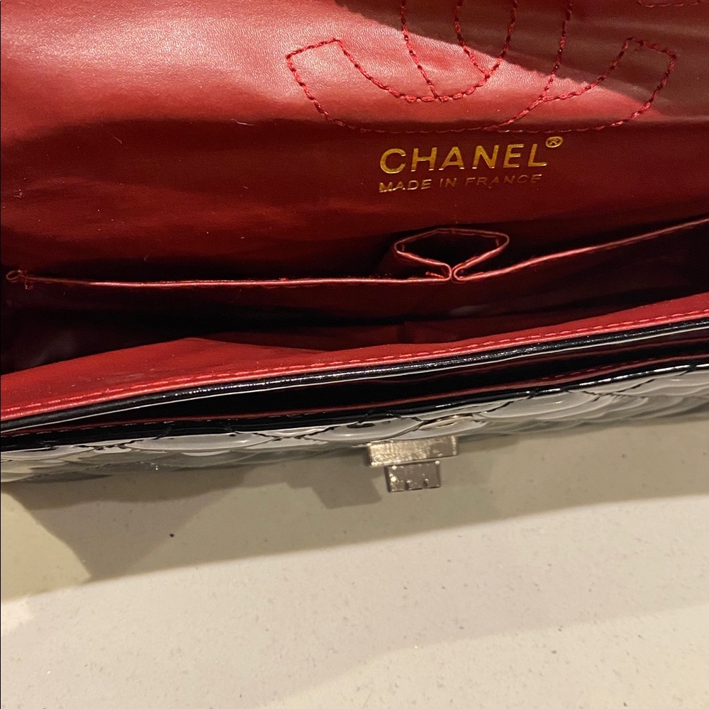 Fashion Pattern bag with gun metal chain comes with dust bag - Picture 3 of 8